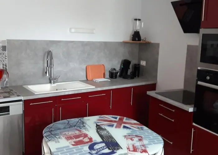 Triplex Tout Confort, Plein Centre Ville Bauge En Anjou